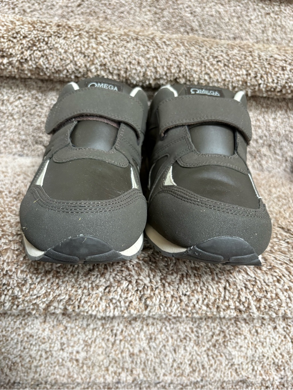 Omega Men’s Athletic Hook-and-Loop Sneakers in Dark Gray and Cream . - Picture 6 of 14